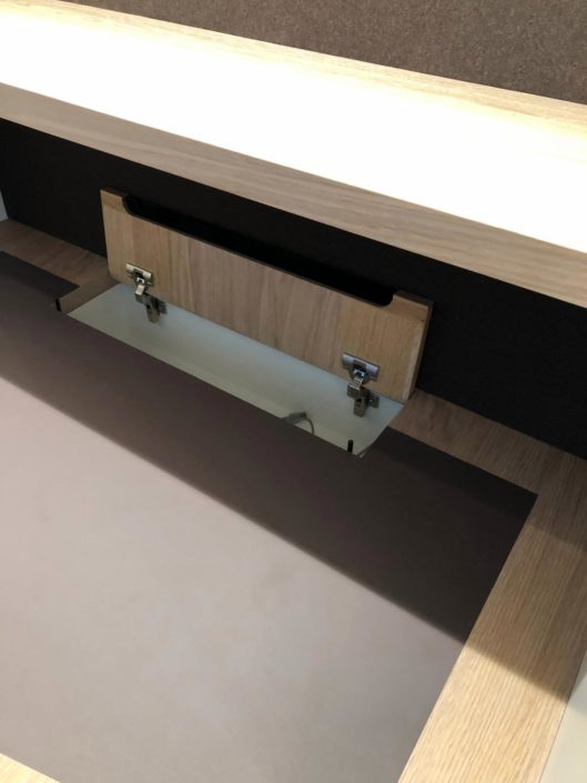 Schreibtisch mit eingebauter Klappe und Linoleumoberfläche von Zachi Wiedner Möbel&Raumdesign