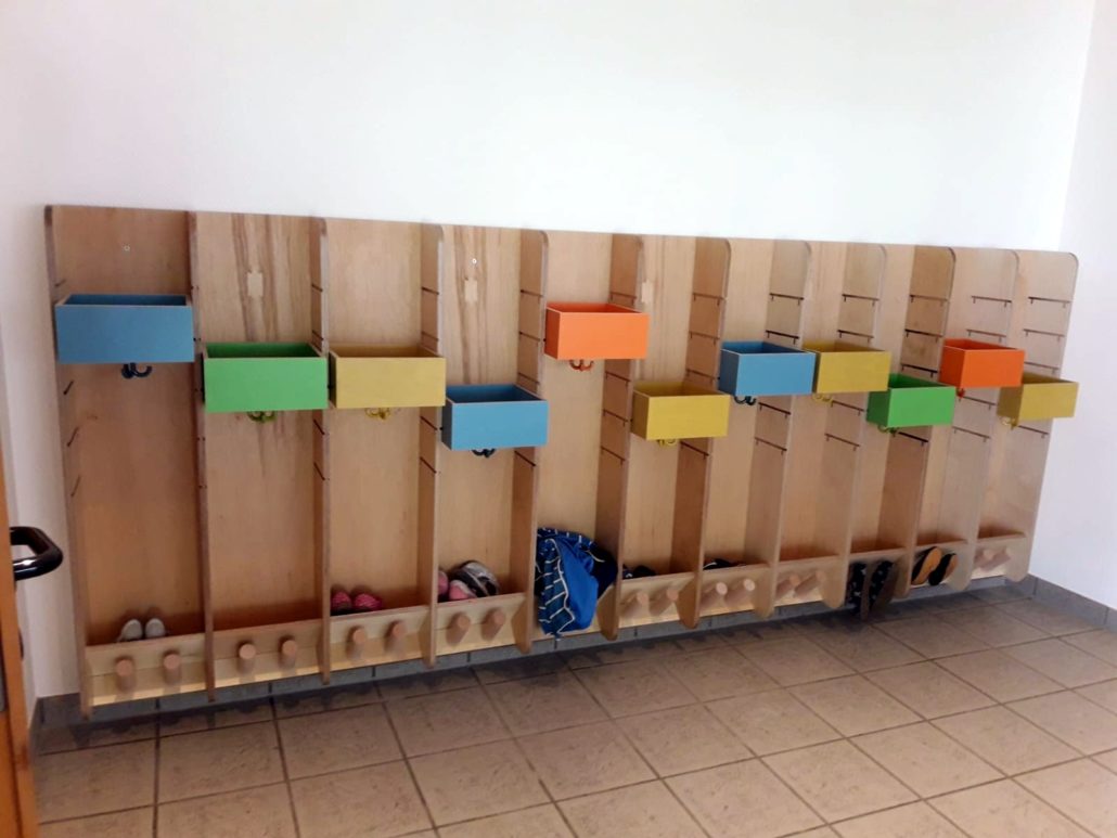 Kindergarten Garderobe von Zachi Wiedner Möbel&Raumdesign