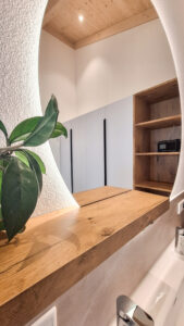 Badezimmermöbel, Waschbeckenunterschrank, Wäscheabwurf, auf Maß, vom Schreiner, Zachi Wiedner Möbel&Raumdesign, Lauchringen, Deutschland, Schweiz, Möbel auf Maß