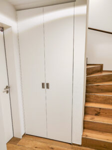 Tür nach Maß, unterhalb der Treppe, Stauraum, Einbauschrank Südbaden, Deutschland, Schreiner, Treppenlösung, Tür
