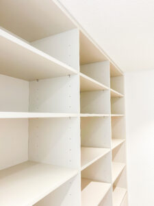 Einbauschrank, Ankleide, Schlafzimmerschrank, Kleiderschrank ,Landhausfronten, Landhausstil, rot, vom Schreiner, auf Maß, Zachi Wiedner Möbel&Raumdesign, Lauchringen. Schreinerei, Deutschland, Nähe Schweiz