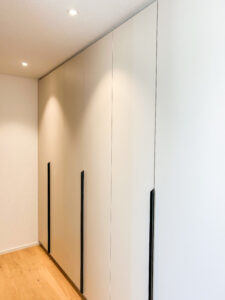 Einbauschrank, Ankleide, Schlafzimmerschrank, Kleiderschrank ,Landhausfronten, Landhausstil, rot, vom Schreiner, auf Maß, Zachi Wiedner Möbel&Raumdesign, Lauchringen. Schreinerei, Deutschland, Nähe Schweiz