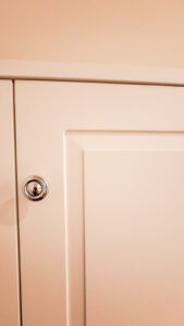 Einbauschrank, Ankleide, Schlafzimmerschrank, Kleiderschrank ,Landhausfronten, Landhausstil, rot, vom Schreiner, auf Maß, Zachi Wiedner Möbel&Raumdesign, Lauchringen. Schreinerei, Deutschland, Nähe Schweiz