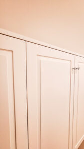 Einbauschrank, Ankleide, Schlafzimmerschrank, Kleiderschrank ,Landhausfronten, Landhausstil, rot, vom Schreiner, auf Maß, Zachi Wiedner Möbel&Raumdesign, Lauchringen. Schreinerei, Deutschland, Nähe Schweiz