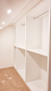 Einbauschrank, Ankleide, Schlafzimmerschrank, Kleiderschrank ,Landhausfronten, Landhausstil, rot, vom Schreiner, auf Maß, Zachi Wiedner Möbel&Raumdesign, Lauchringen. Schreinerei, Deutschland, Nähe Schweiz