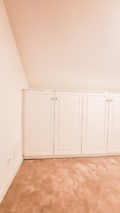 Einbauschrank, Ankleide, Schlafzimmerschrank, Kleiderschrank ,Landhausfronten, Landhausstil, rot, vom Schreiner, auf Maß, Zachi Wiedner Möbel&Raumdesign, Lauchringen. Schreinerei, Deutschland, Nähe Schweiz