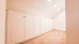 Einbauschrank, Ankleide, Schlafzimmerschrank, Kleiderschrank ,Landhausfronten, Landhausstil, rot, vom Schreiner, auf Maß, Zachi Wiedner Möbel&Raumdesign, Lauchringen. Schreinerei, Deutschland, Nähe Schweiz