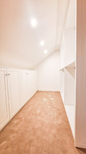 Einbauschrank, Ankleide, Schlafzimmerschrank, Kleiderschrank ,Landhausfronten, Landhausstil, rot, vom Schreiner, auf Maß, Zachi Wiedner Möbel&Raumdesign, Lauchringen. Schreinerei, Deutschland, Nähe Schweiz